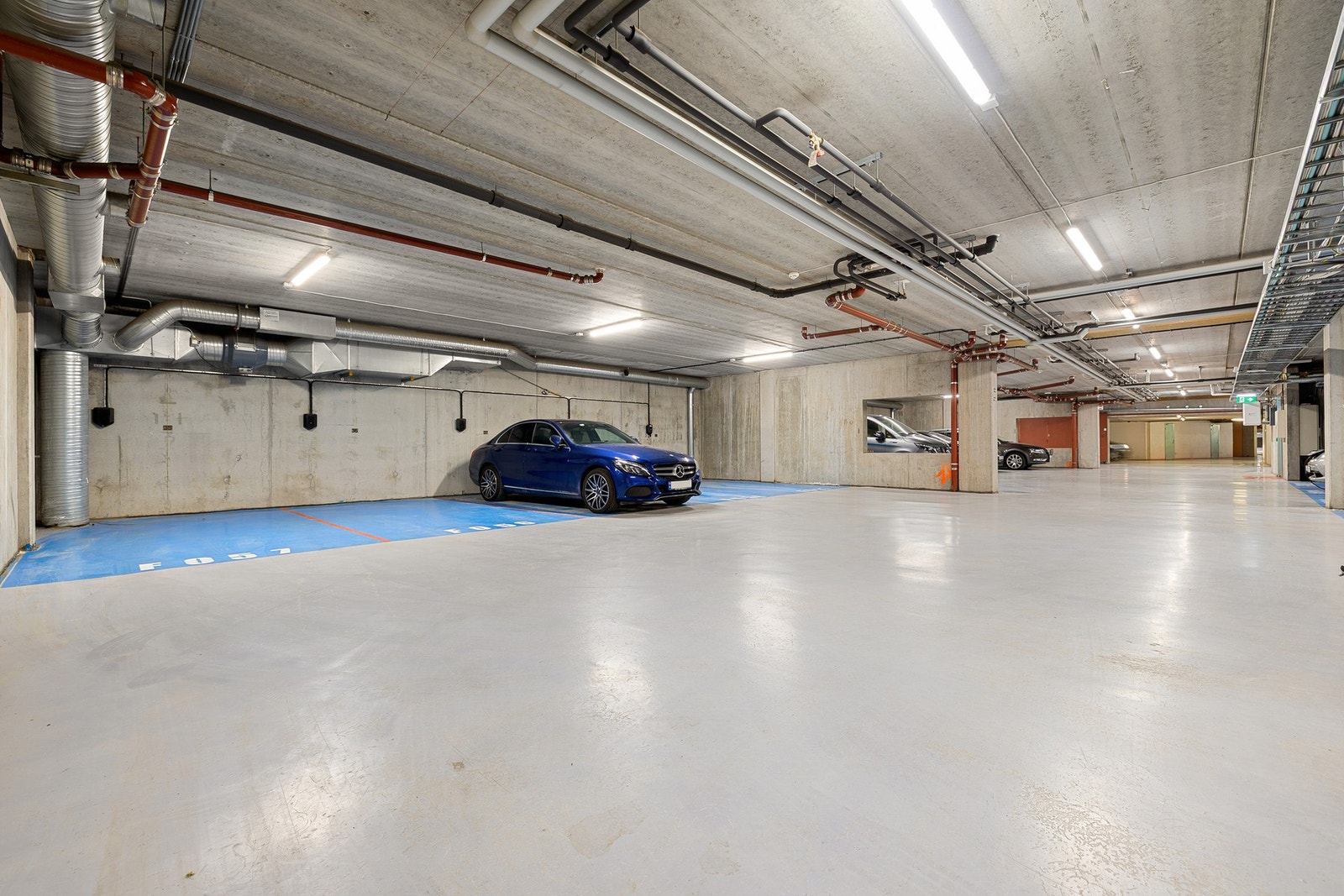 Det medfølger ingen parkeringsplass med leiligheten, men det er mulighet for leie av p-plass. Dette tas gjennom styret, konf megler. Galleribilde