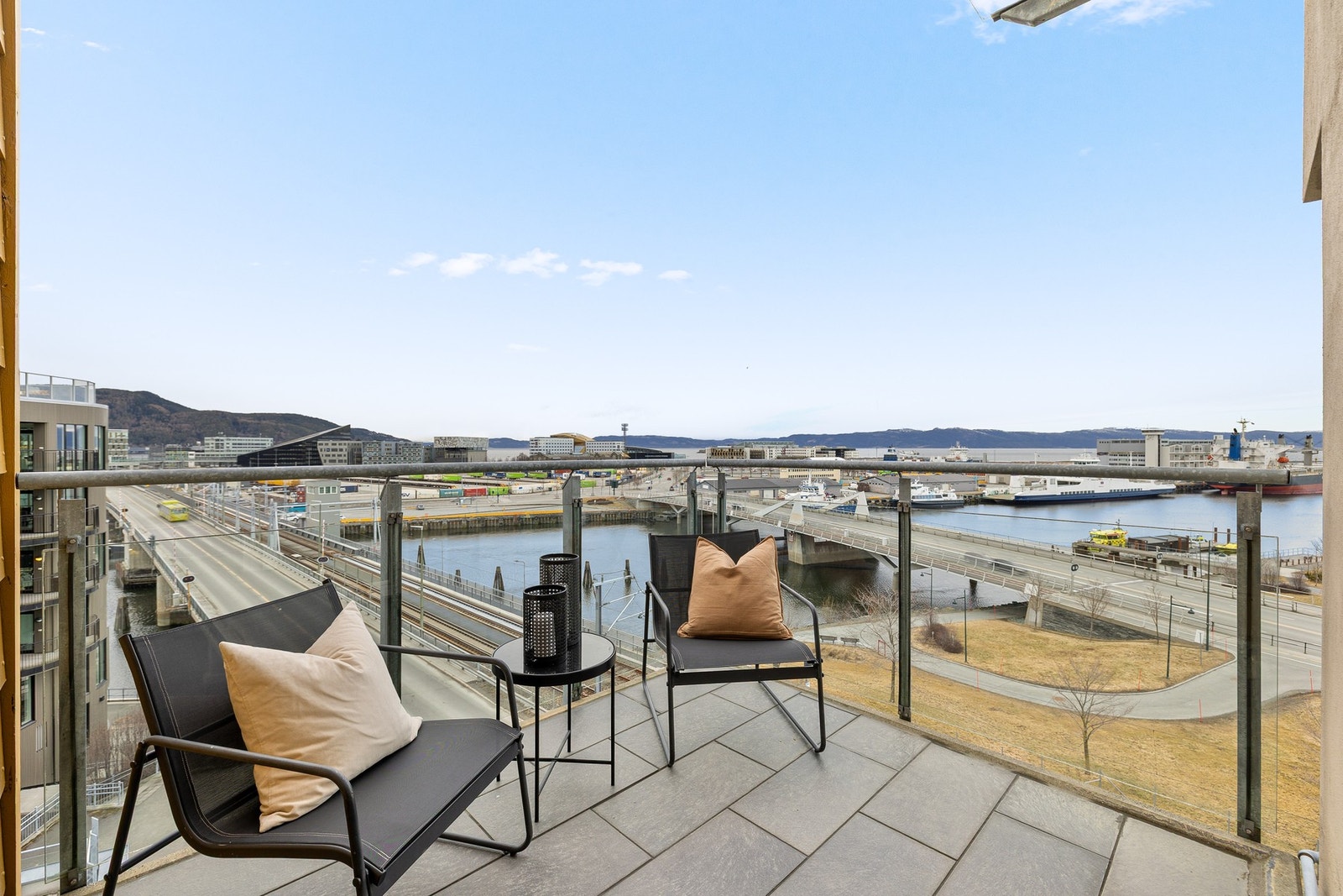 Balkongen har rikelig med plass til en stilfull sittegruppe, perfekt for hyggelige sammenkomster eller avslappende stunder i solen. Galleribilde