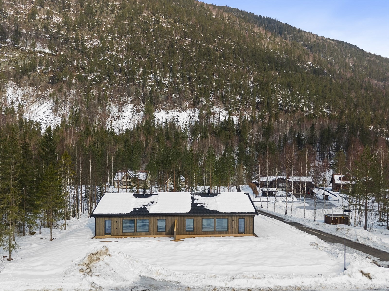 Her bor man skjermet med gode solforhold og fine uteområder, samtidig som man har enkel tilgang til turstier og rekreasjonsmuligheter året rundt. Galleribilde