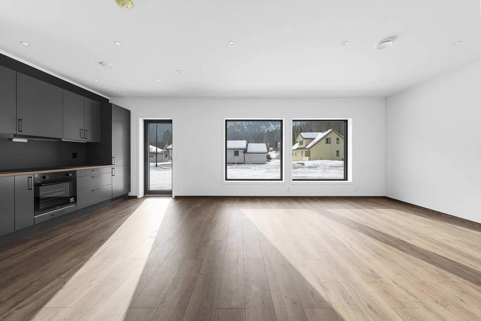 Store vinduer gir godt med dagslys og utgang til balkong/platting med fine bruksmuligheter. Galleribilde