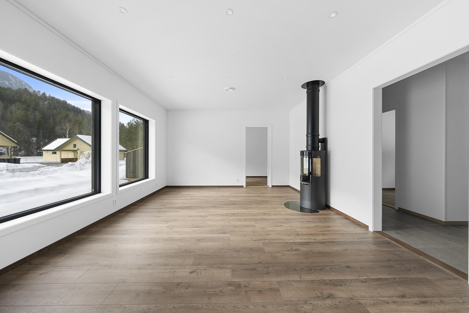 Stue med luftig romfølelse og gode møbleringsmuligheter. Galleribilde