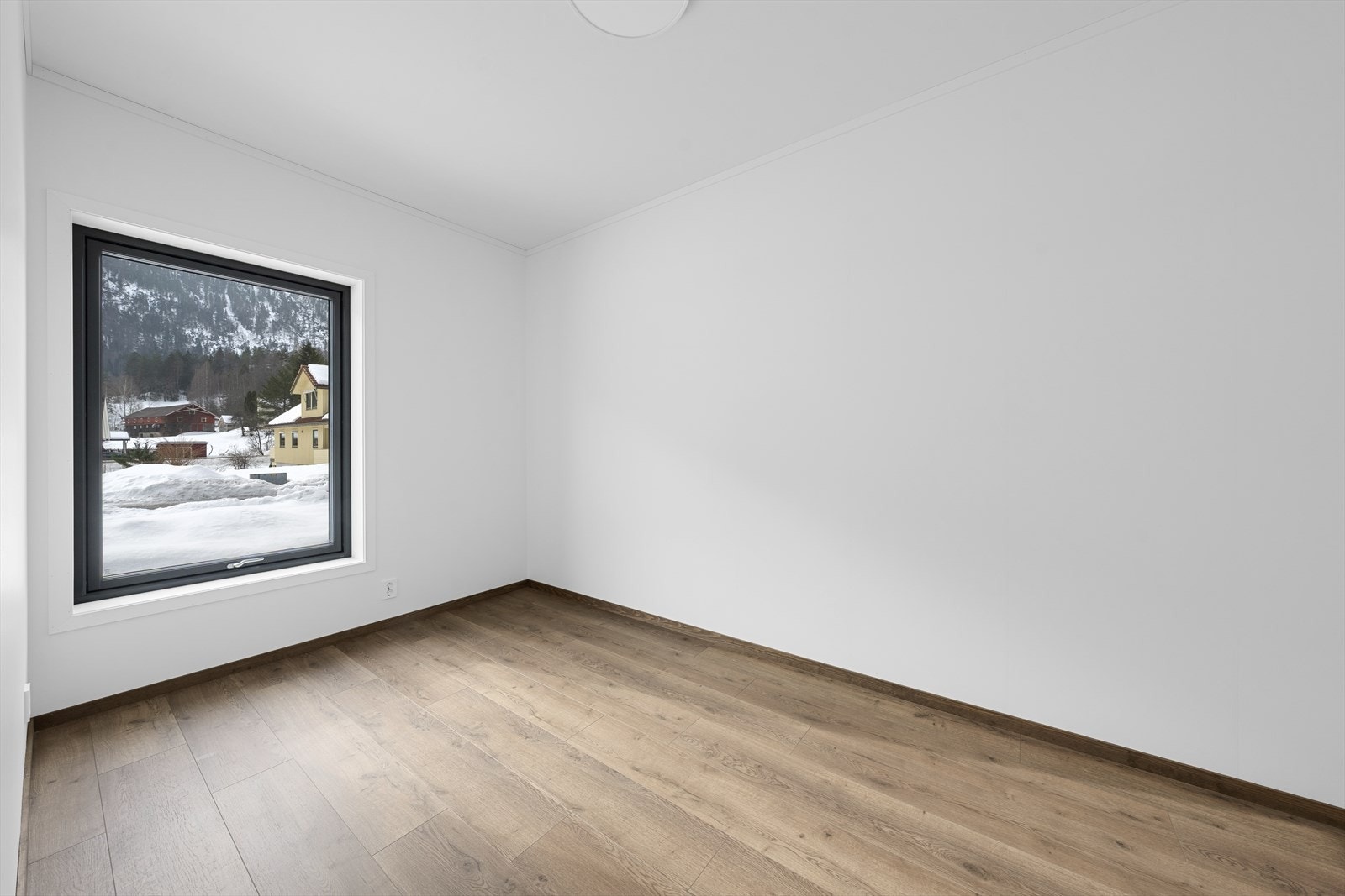 Soverom I. Soverommet fra stue, god plass til seng og garderobeløsning Galleribilde