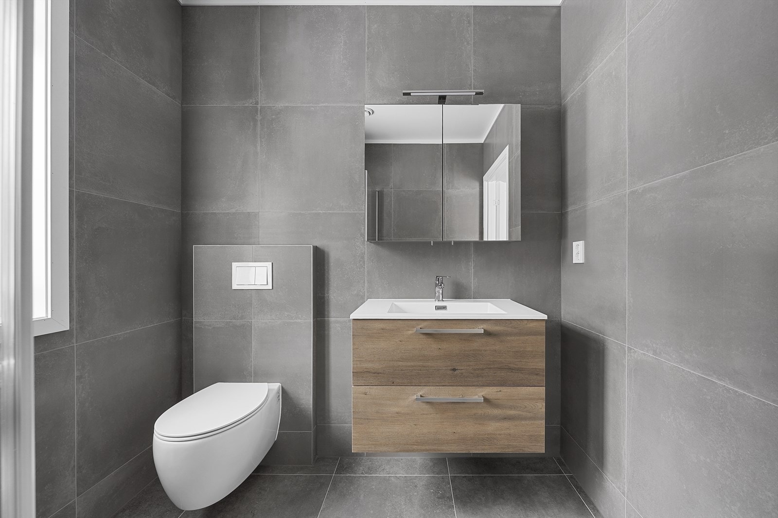 Badet fremstår nytt og delikat med flislagte vegger og gulv samt varmekabler. Galleribilde