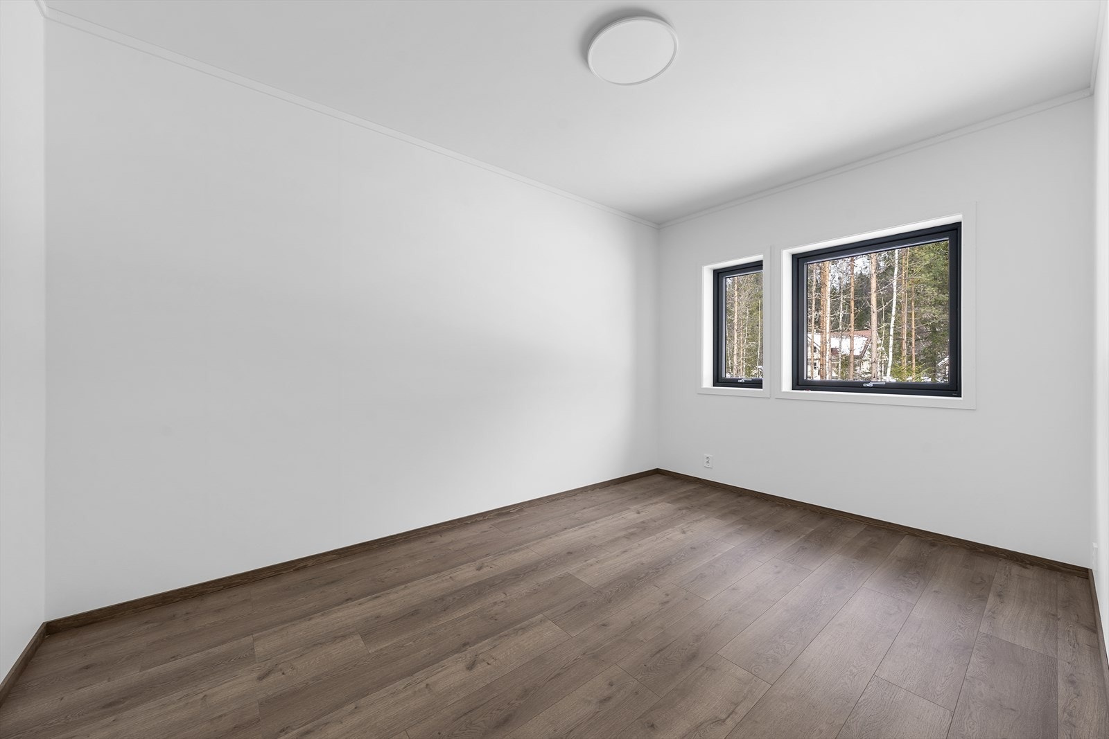 Soverom III. Hovedsoverommet har god plass til dobbeltseng og garderobeløsning. Store vinduer gir godt med dagslys og bidrar til en lys og behagelig atmosfære. Galleribilde