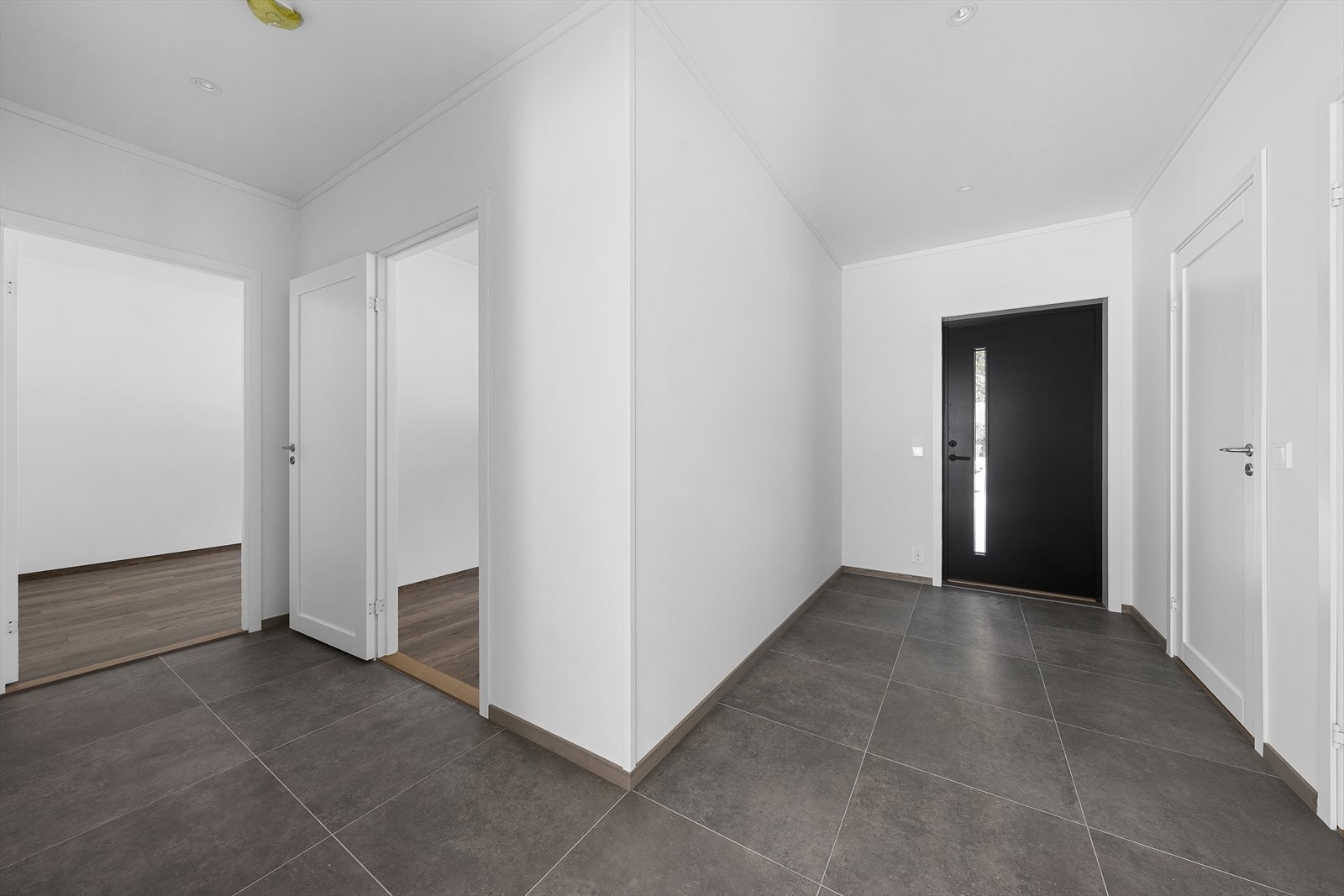 Herfra er det god adkomst til boligens ulike rom, og planløsningen oppleves praktisk og oversiktlig. Galleribilde