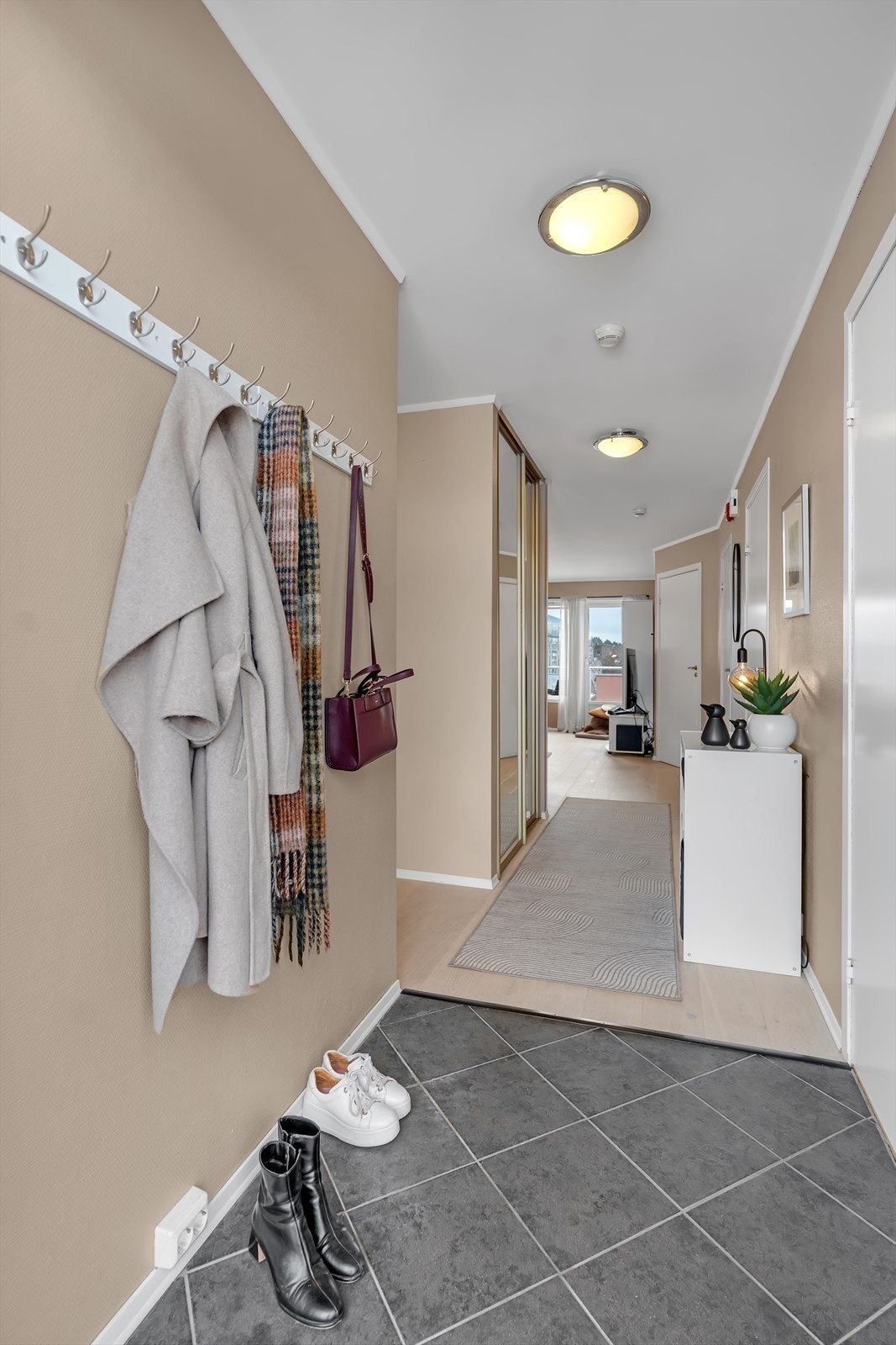 Velkommen inn! Flislagt og innbydende entré. Galleribilde