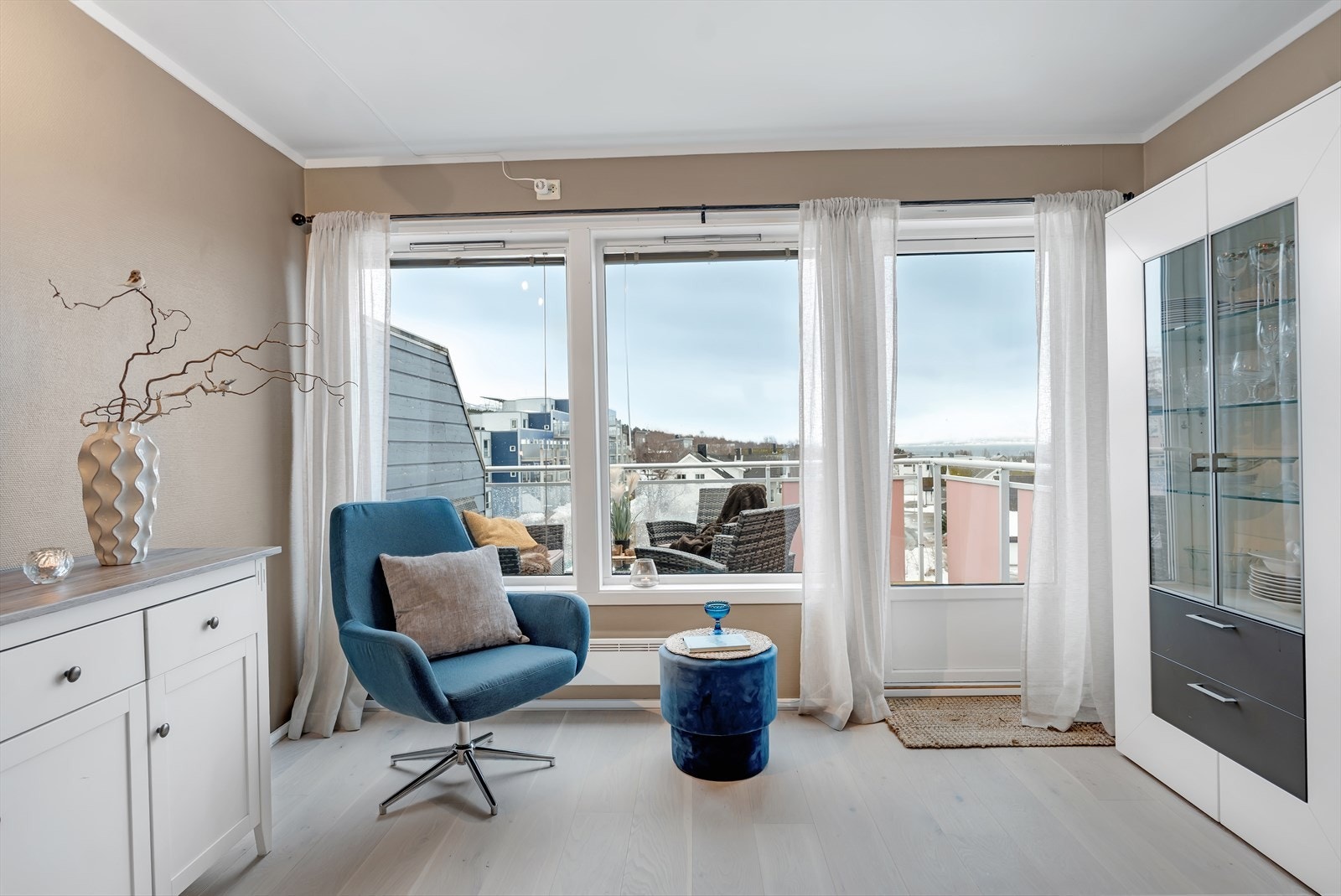 Stuen oppleves som svært innbydende med rikelig naturlig lysinnslipp fra store vindusflater og utgang til flott balkong! Galleribilde