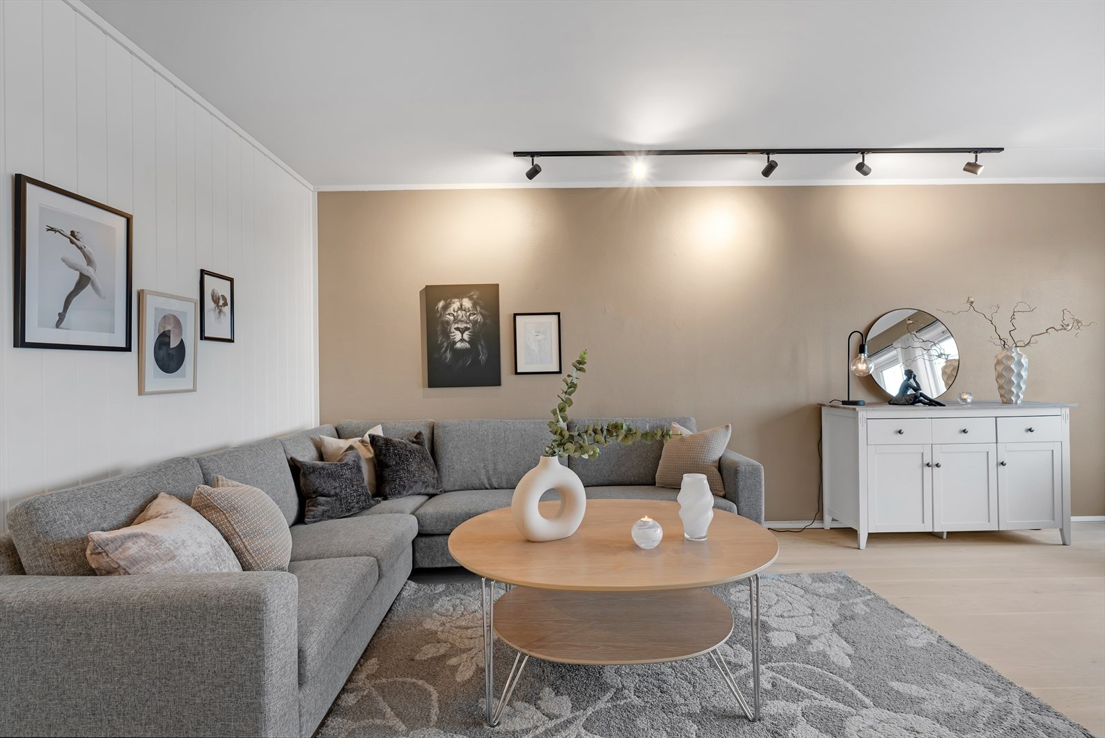 Meget attraktiv 3-roms med garasje, sørvendt balkong med flott sjøutsikt og gode solforhold, og familievennlig beliggenhet! Galleribilde