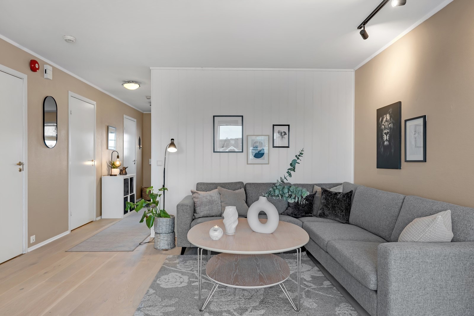 Stuen byr på gode møbleringsmuligheter, moderne fargevalg og flott parkettgulv. Galleribilde