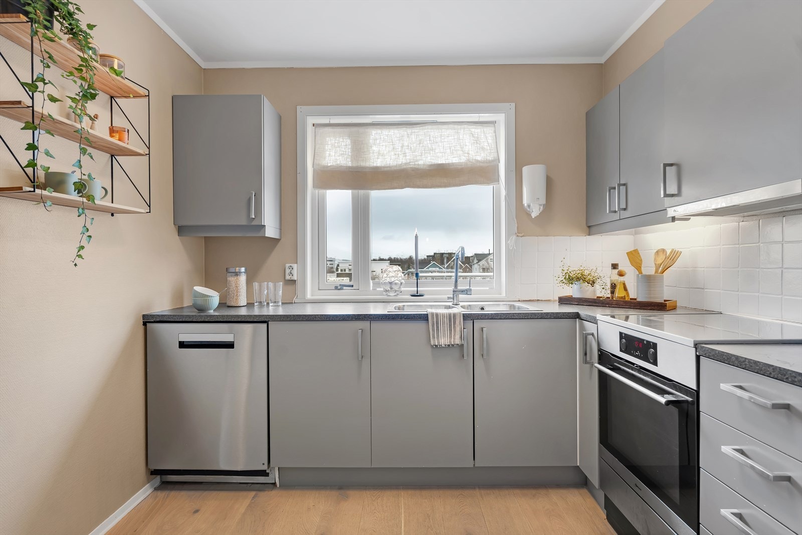 Her får du rikelig skap- og benkeplass! Galleribilde