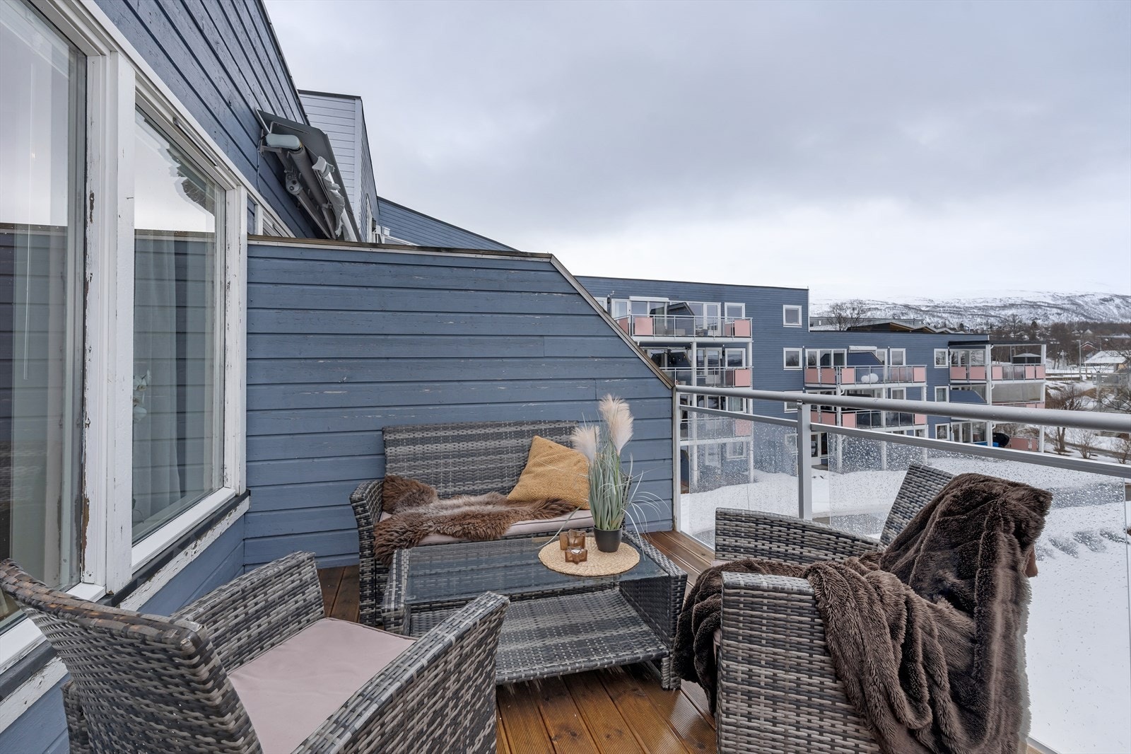 Flott, solrik balkong, vendt mot sør. Her nyter du meget gode solforhold om sommeren. Galleribilde