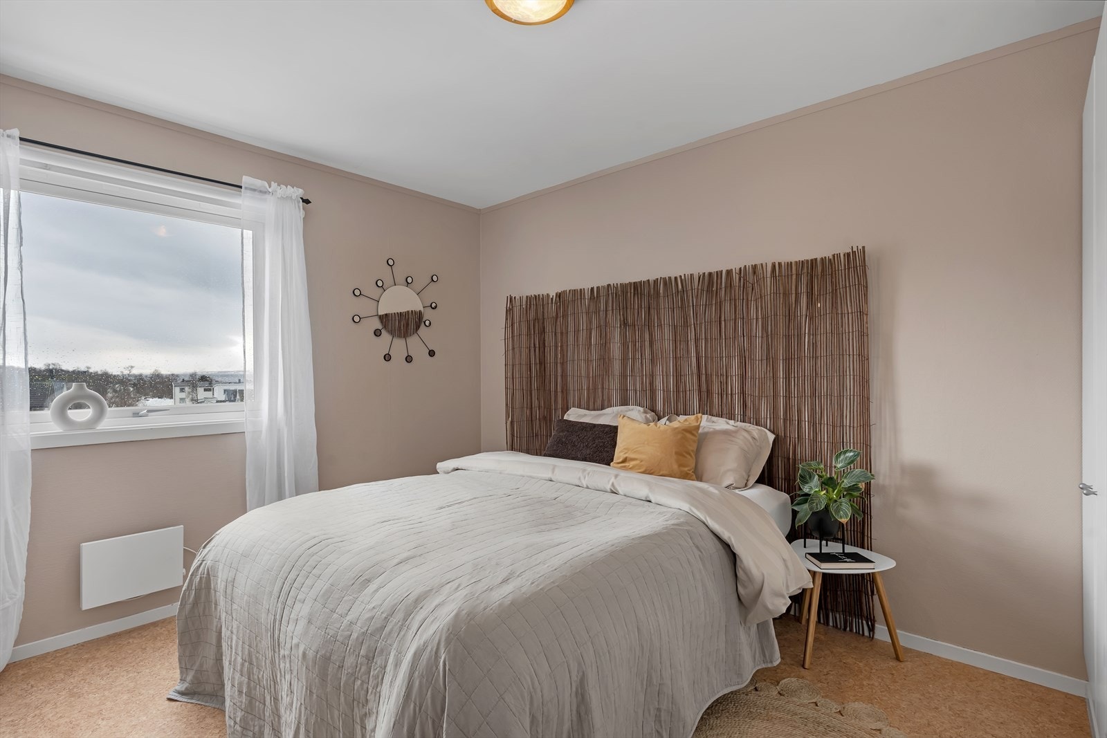 Soverom 1 - Romslig, med god plass til stor seng! Galleribilde