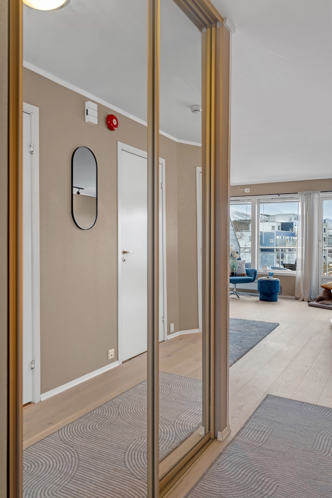 Praktisk oppbevaringsplass i skyvedørsgarderoben. I tillegg har boligen en meget praktisk innvendig bod! Galleribilde