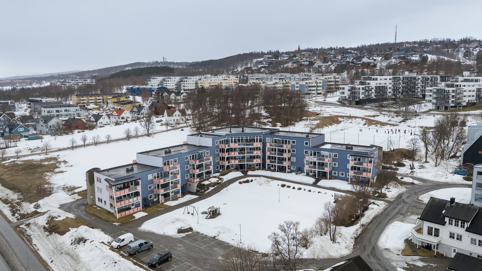 Boligen er del av Alaskasvingen Borettslag - et veldrevet borettslag med god økonomi, bestående av 44 leiligheter. Galleribilde