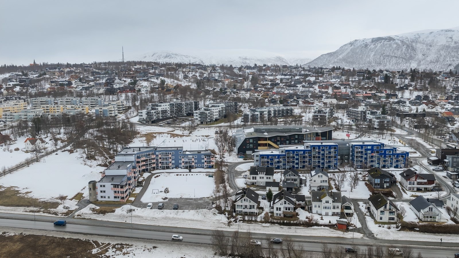Attraktiv beliggenhet på Fagereng, et meget familievennlig område på sørvestsiden av Tromsøya, kjent for svært gode sol- og lysforhold! Galleribilde