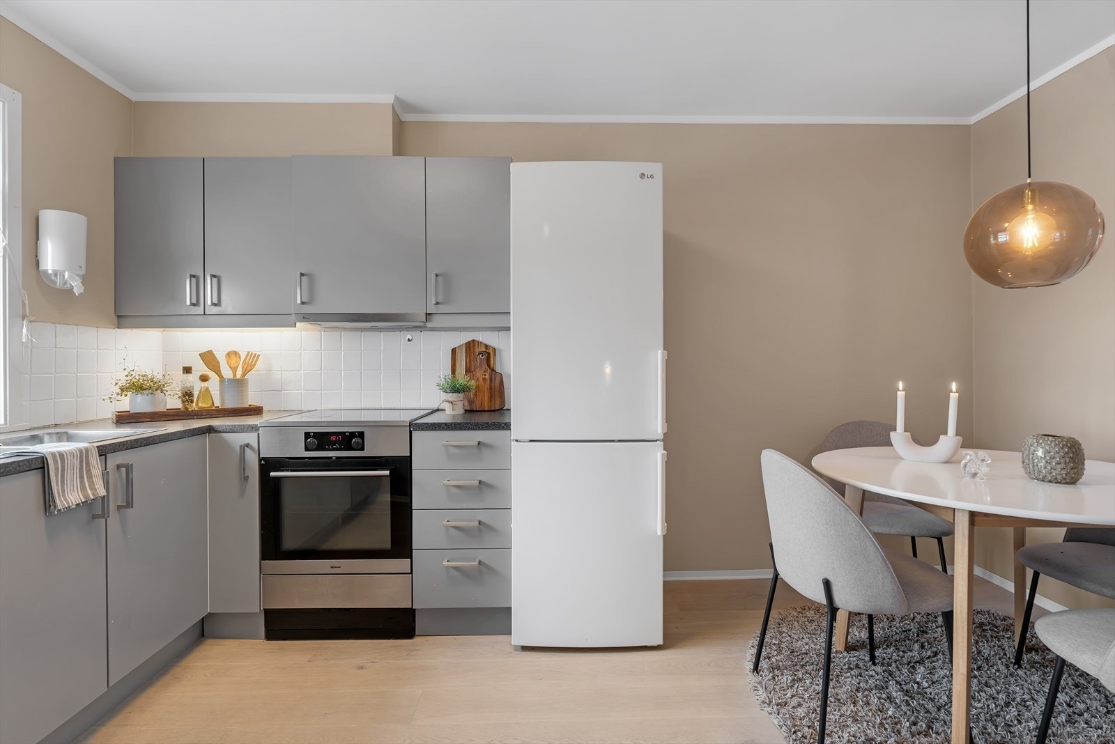 Kjøkken med tilknyttet spisestue i eget rom, adskilt fra stue. Galleribilde