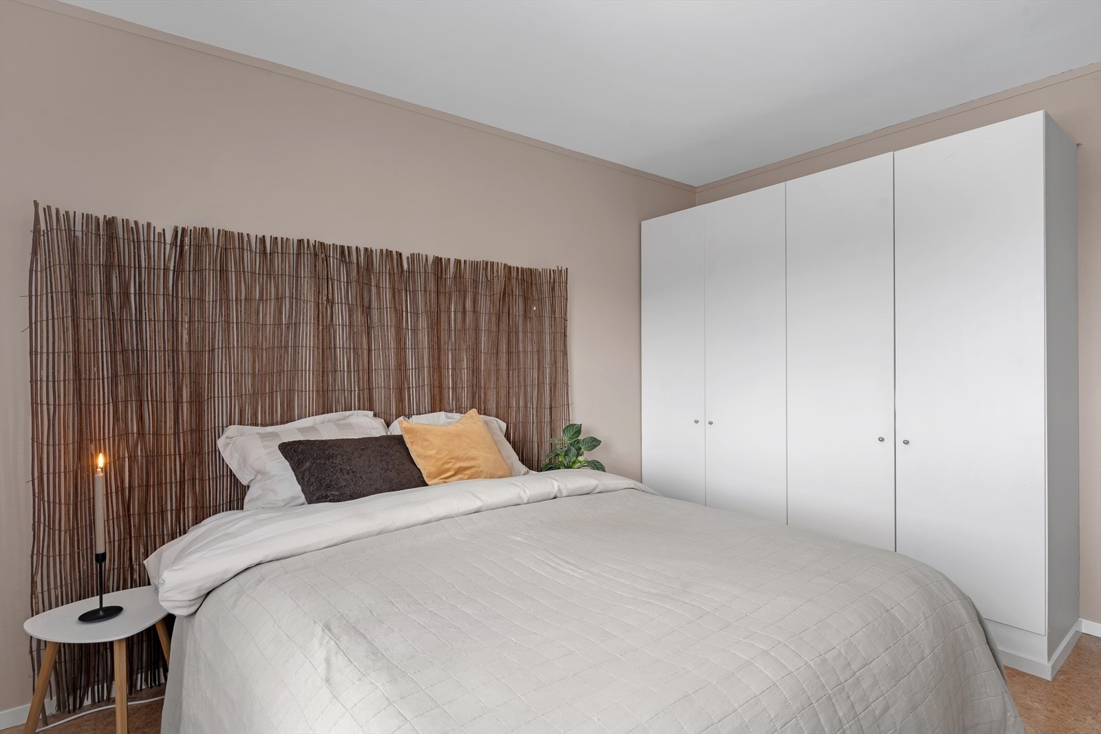 Soverommet er innredet med garderobeskap med rikelig plass til oppbevaring av klær. Galleribilde