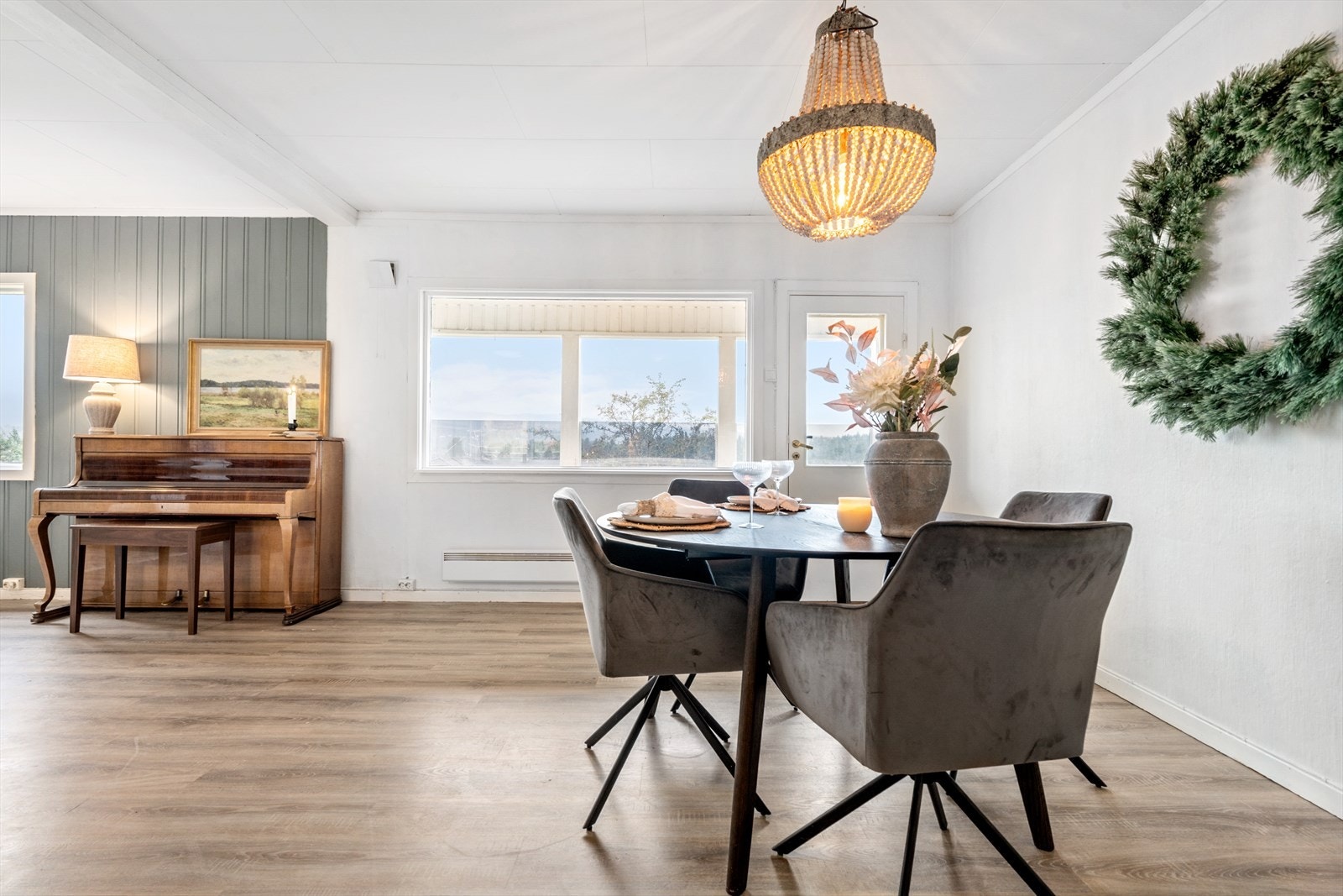 God plass til spisestue. Utgang ut til overbygget balkong Galleribilde