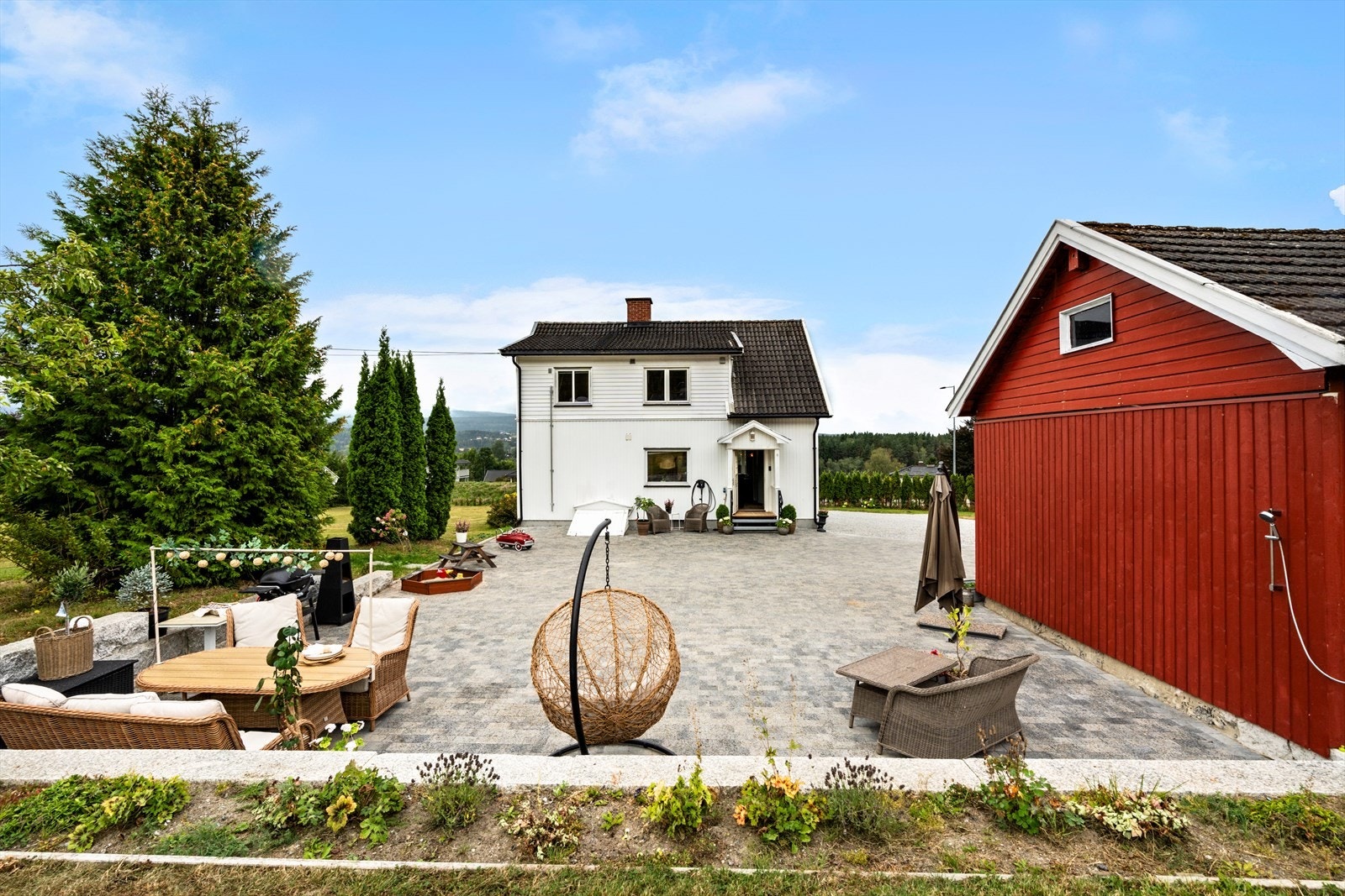 Fine usjenerte og solrik uteplass med belegningsstein Galleribilde