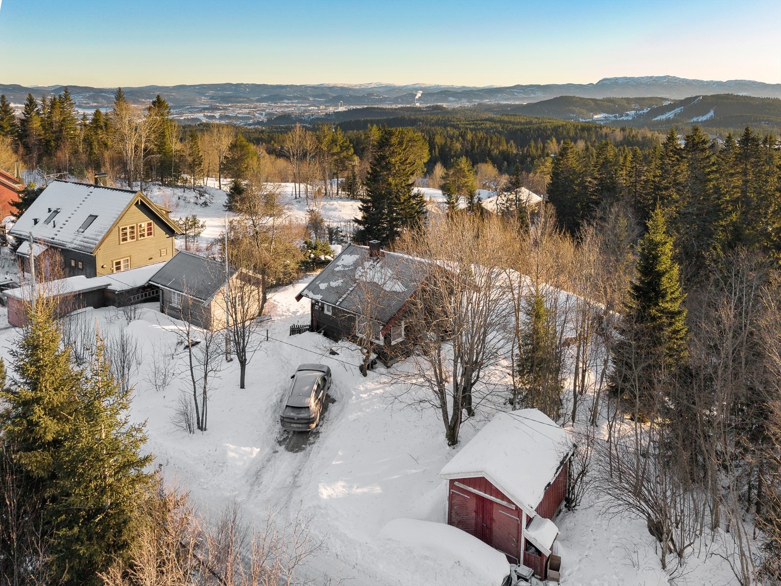 Velkommen til Lianvegen 122 - En unik eiendom på 1 550 m² med en av områdets beste beliggenheter, nydelig utsikt og meget gode solforhold. Foto v/Harald Wanvik. Galleribilde