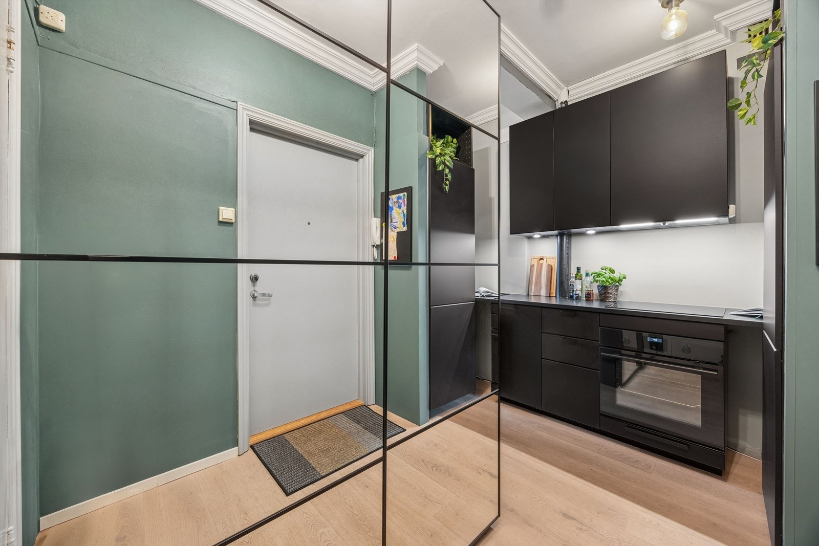 I entréen er de rikelig med skapplass i skyvedørsgarderobe som strekker seg fra gulv til tak med speilfronter. Galleribilde