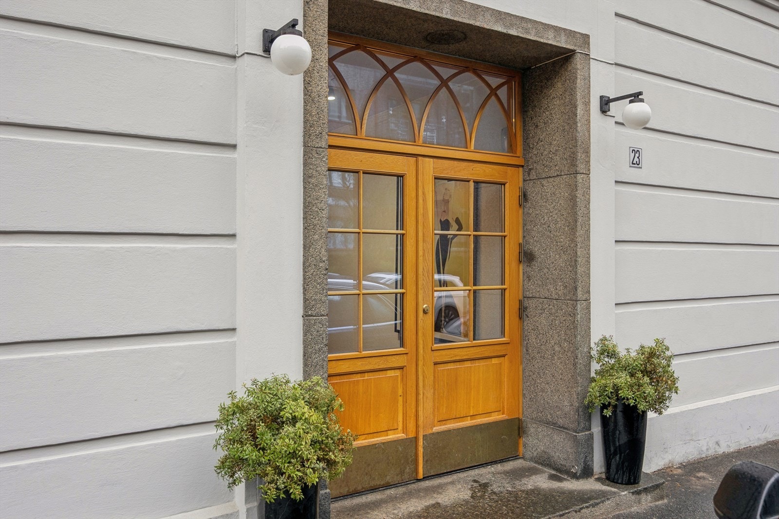 Representativt inngangsparti. Ettertraktet bygård på beste Frogner Galleribilde