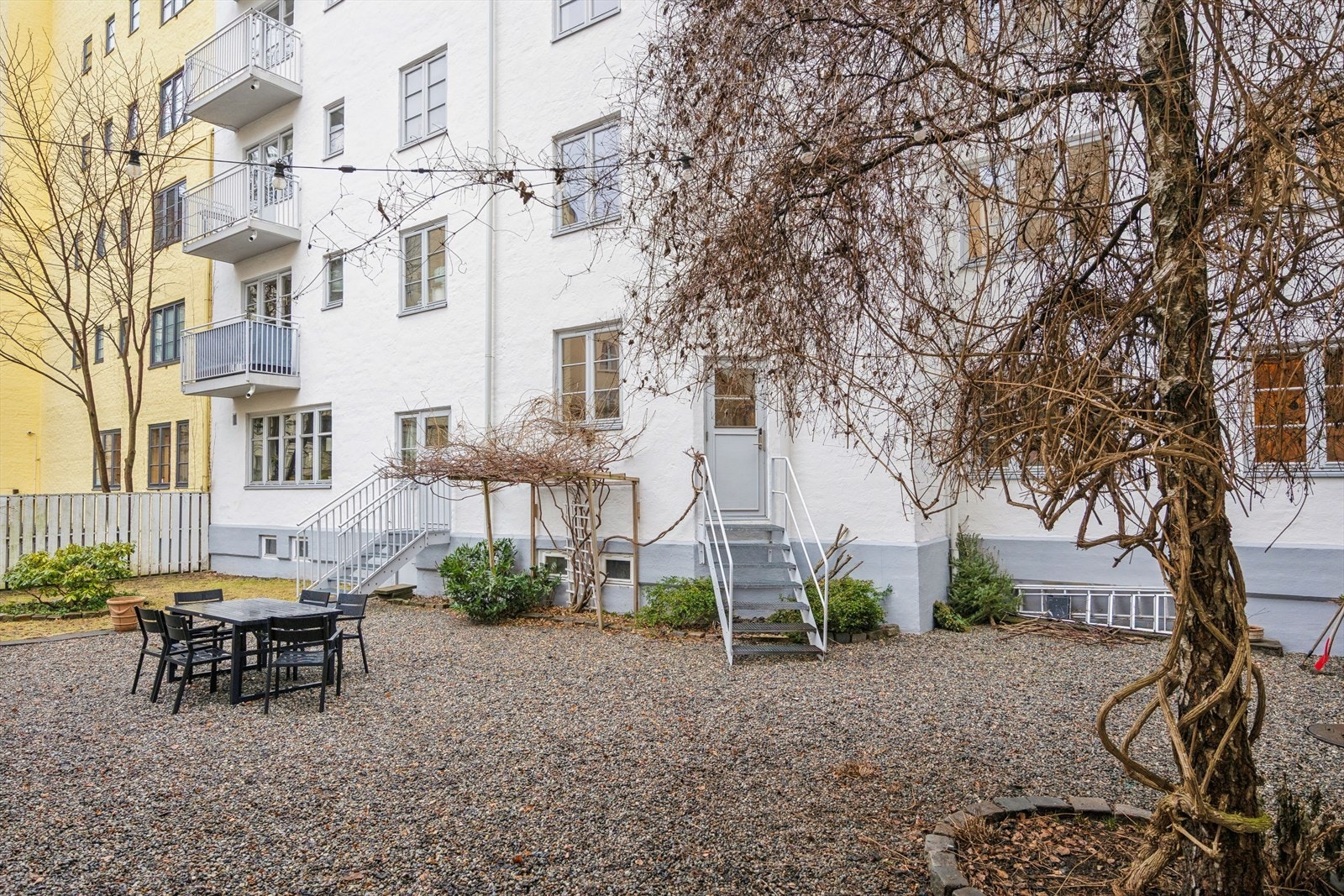 Veldrevet bygård med svært god vedlikeholdshistorikk. Galleribilde