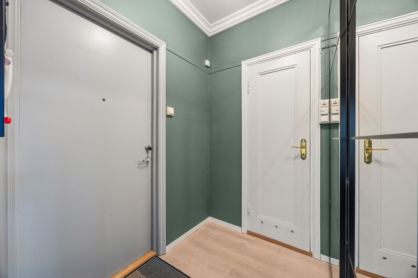 Innbydende og romslig entré. Galleribilde