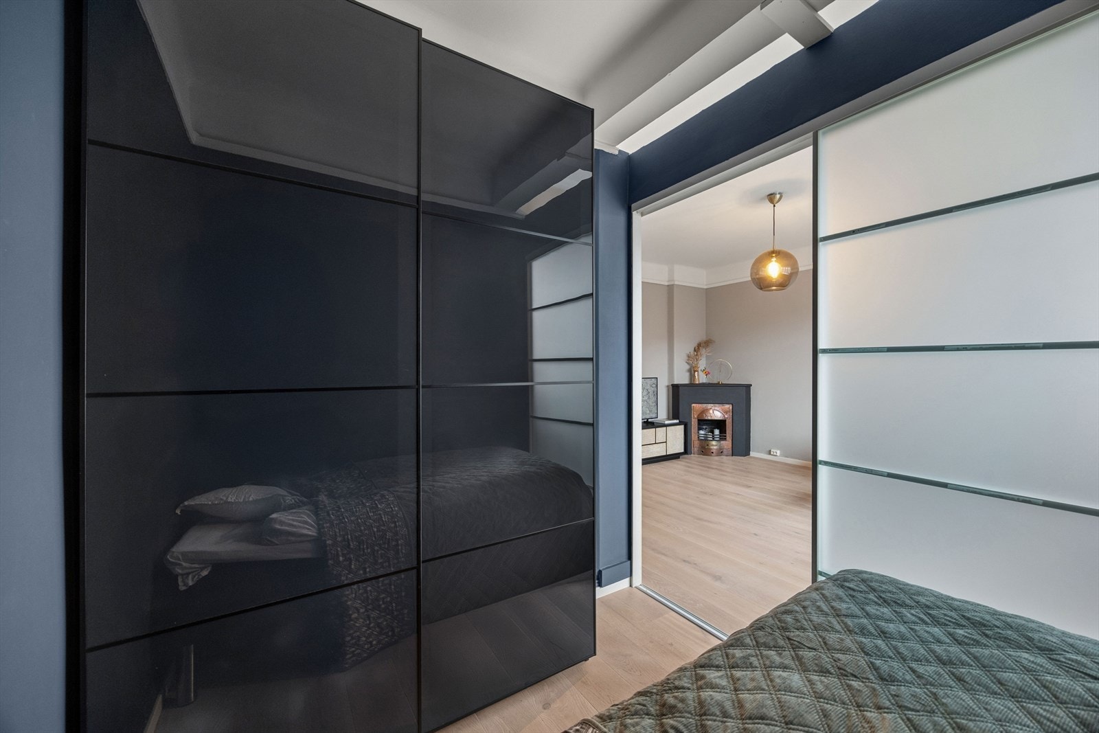 Godt med skapplass i praktisk skyvedørsgarderobe. Galleribilde