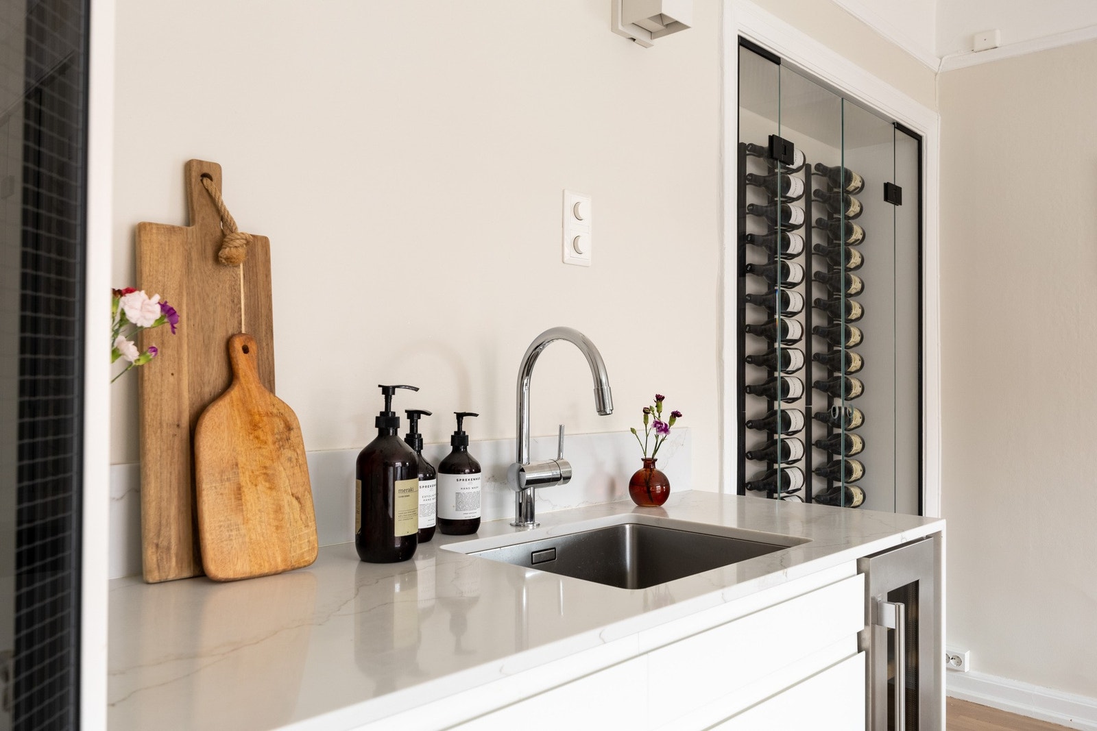 Elegant vinhylle med spesialtilpassede glassdører fra Lysaker Glass. Galleribilde