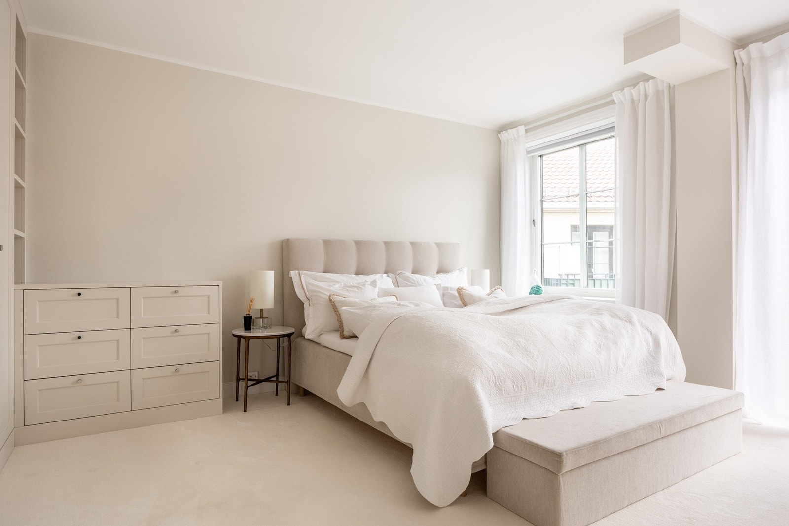 Lunt og nyoppusset hovedsoverom med teppegulv. Galleribilde