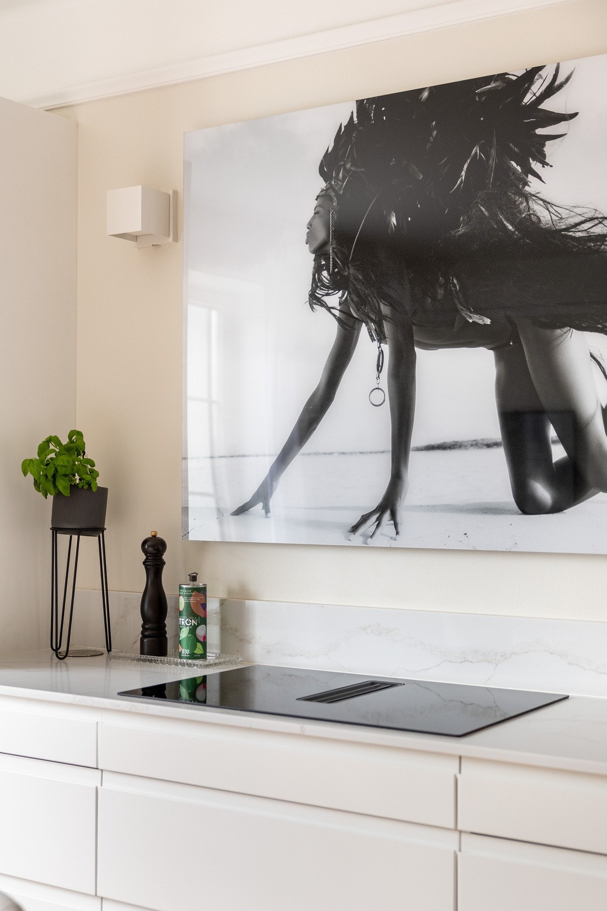 Kjøkkenet har en moderne innredning med glatte fronter og benkeplate i stein, samt integrerte hvitevarer. Platetopp med integrert ventilator er fra 2025. Galleribilde