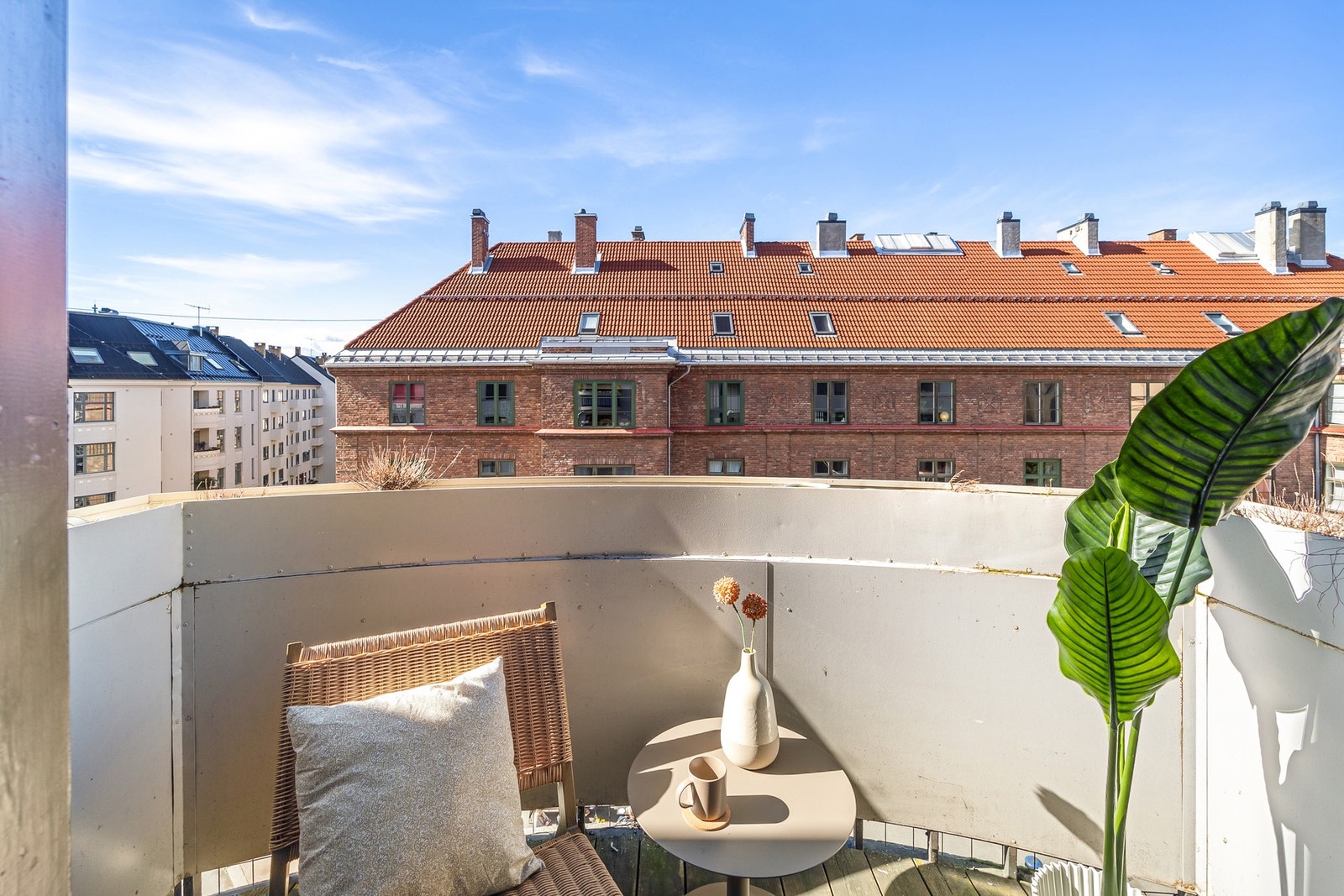 Vestvendt balkong ut mot Frederik Stangs gate, med utgang fra stuen Galleribilde