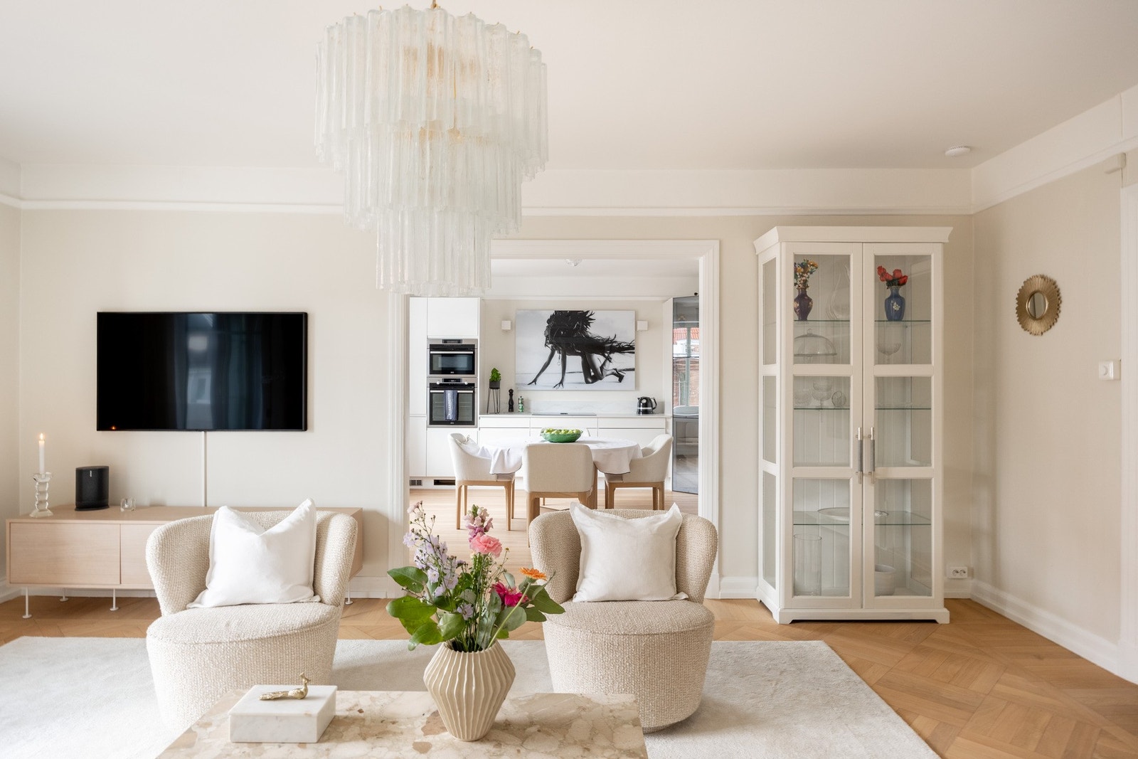 Denne gjennomgående leiligheten imponerer med sine store, gode rom, generøse takhøyde, store vindusflater og flotte lysforhold. Galleribilde