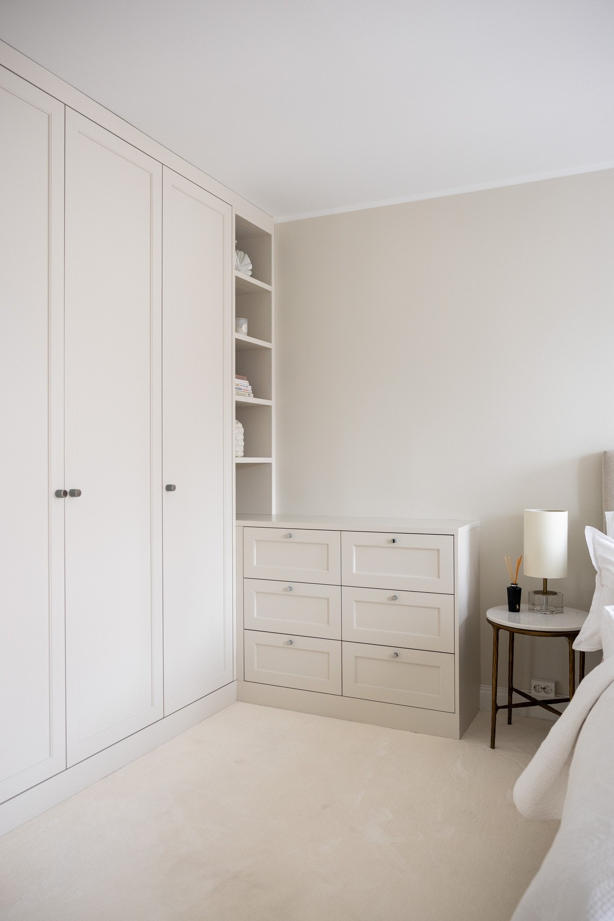Plassbygde garderobeløsninger fra Elen Møbelstudio. Leiligheten har tidligere inneholdt 3 soverom. Galleribilde