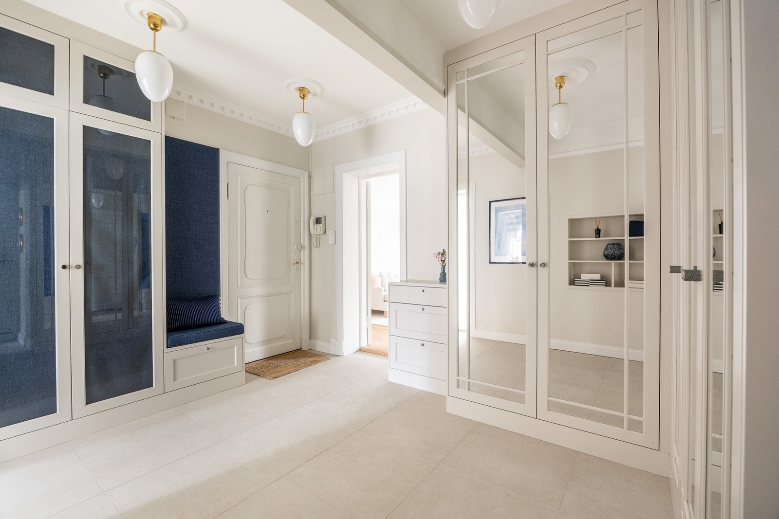 Entré - Plassbygde garderobeløsninger fra Elen Møbelstudio Galleribilde