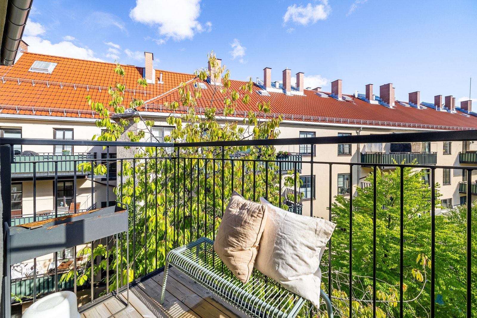 Hovedsoverom mot bakgården med egen balkong Galleribilde