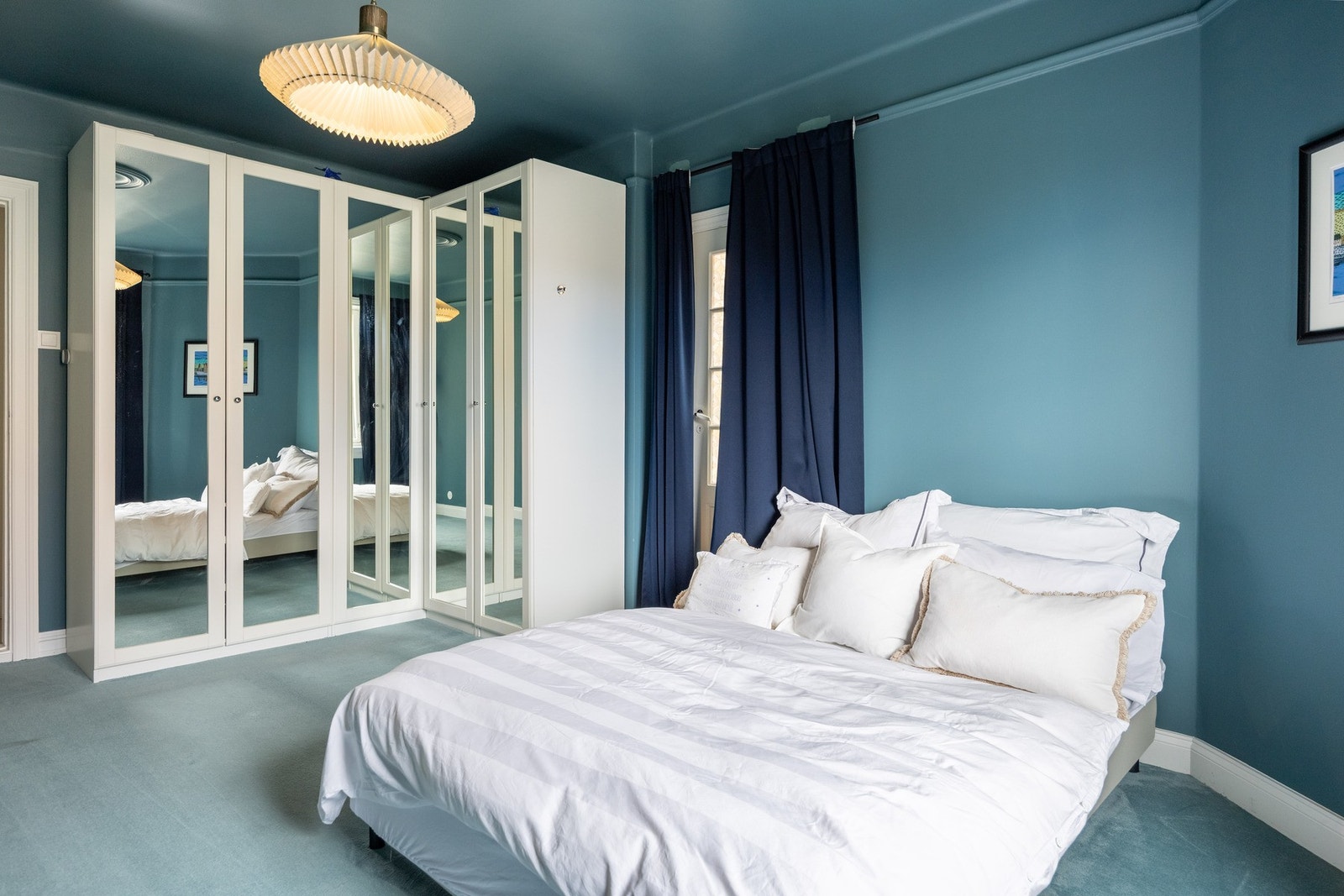 Soverom med teppegulv og garderobeløsninger. Vender ut mot bakgården. Leiligheten har tidligere inneholdt 3 soverom. Galleribilde