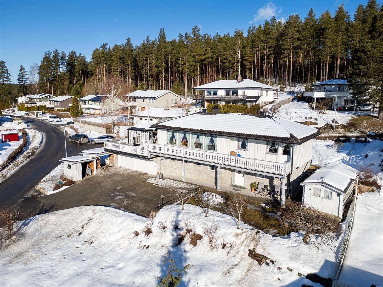 Eneboligen har belegningsstein i gårdsplassen. Dobbel garasje på ca 44 kvm. Galleribilde