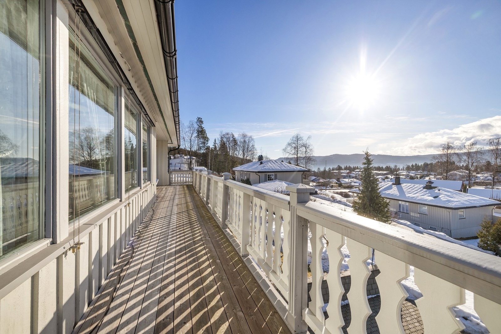 Fin utsikt fra verandaen som går rundt forsiden av huset. Galleribilde