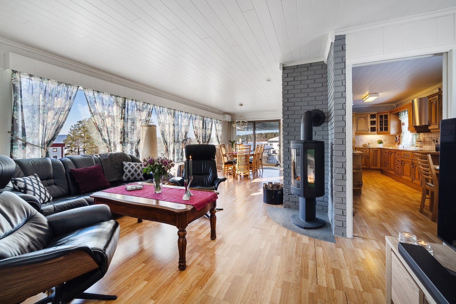 I stuen er det en moderne peis som varmer godt på kalde dager. Galleribilde