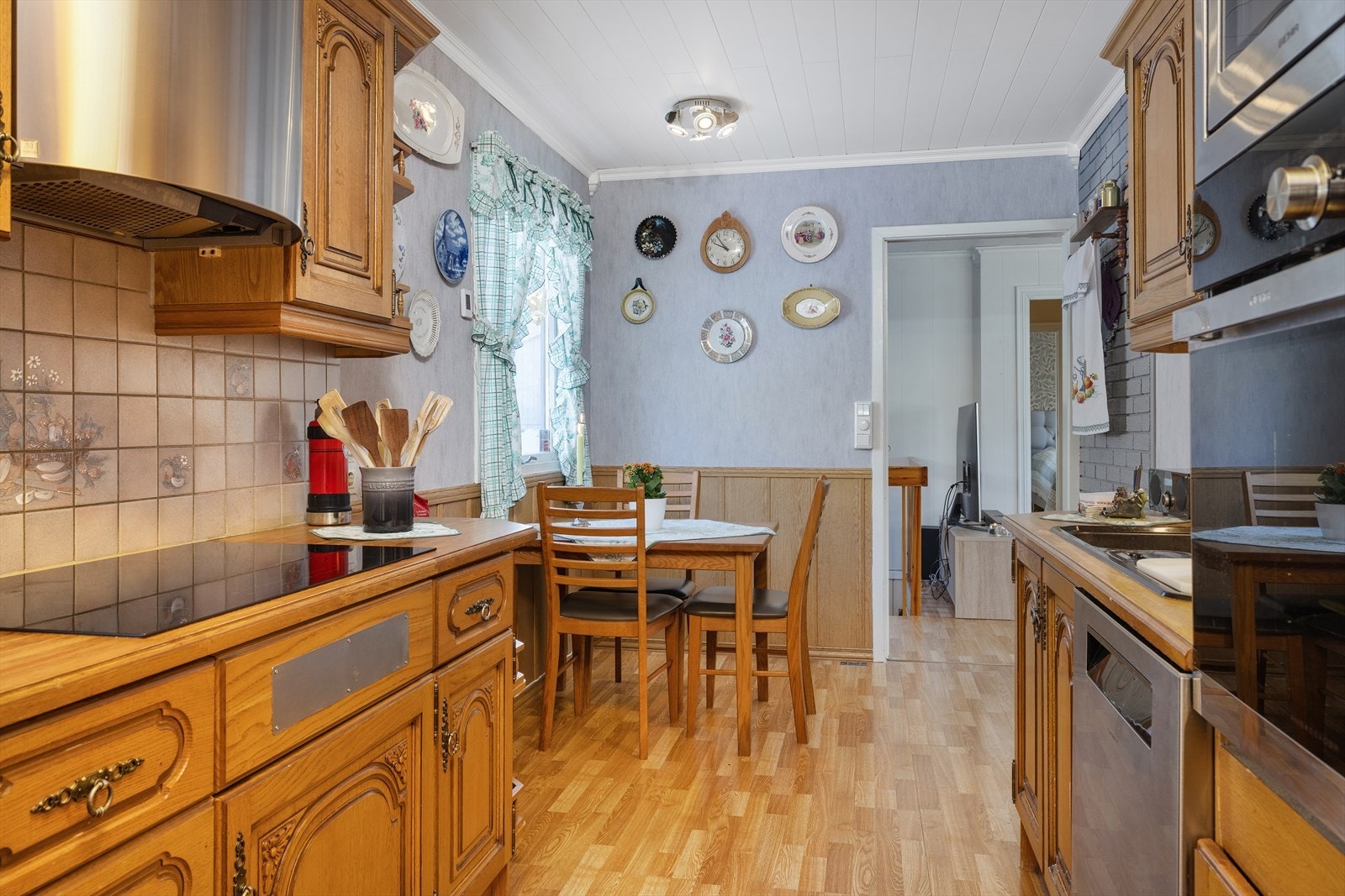 På kjøkkenet er det plass til spisebord ved vinduet. Galleribilde