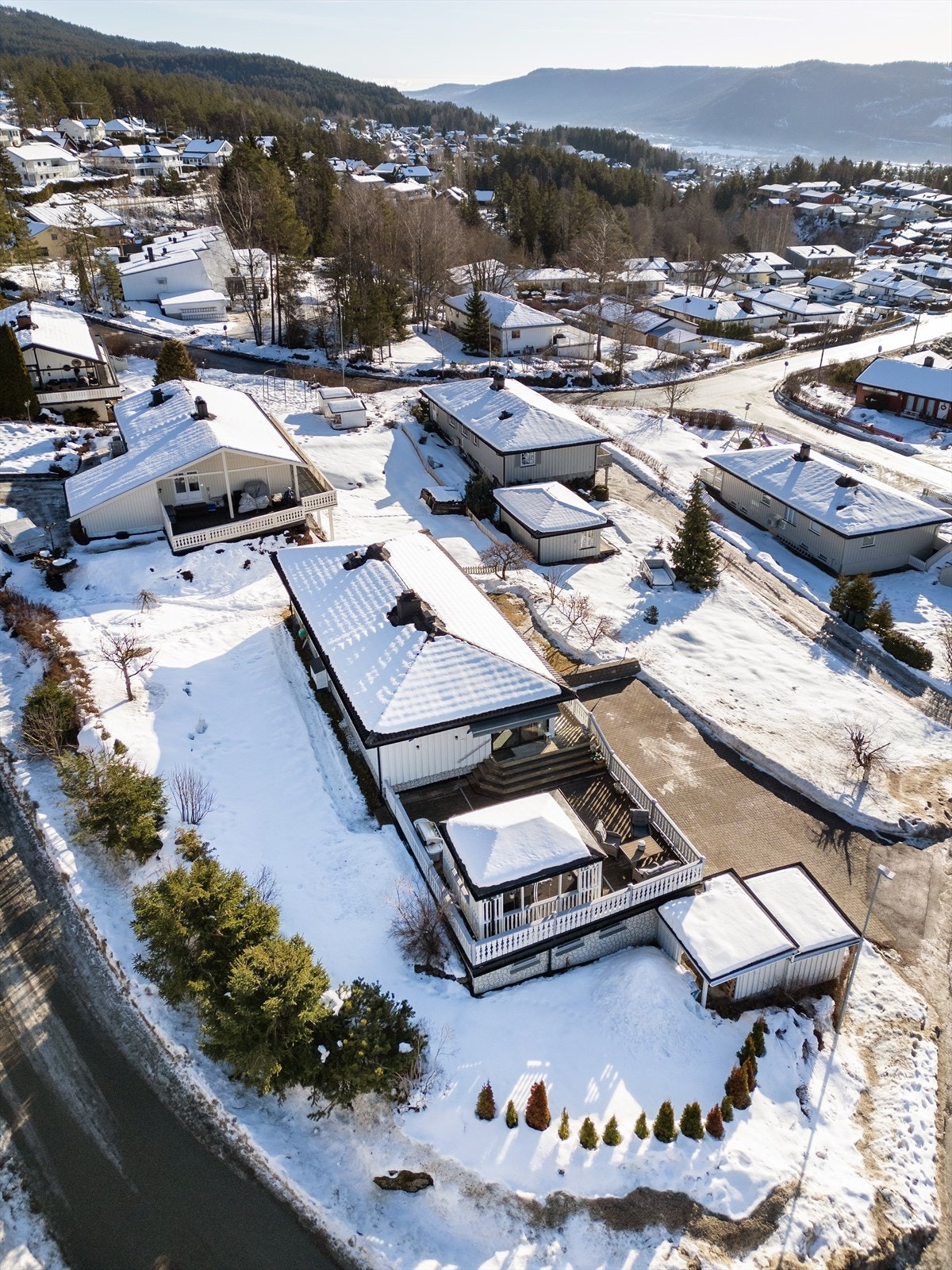 Det er belegningsstein i innkjørsel og gårdsplass. Noe bratt innkjøring. Galleribilde