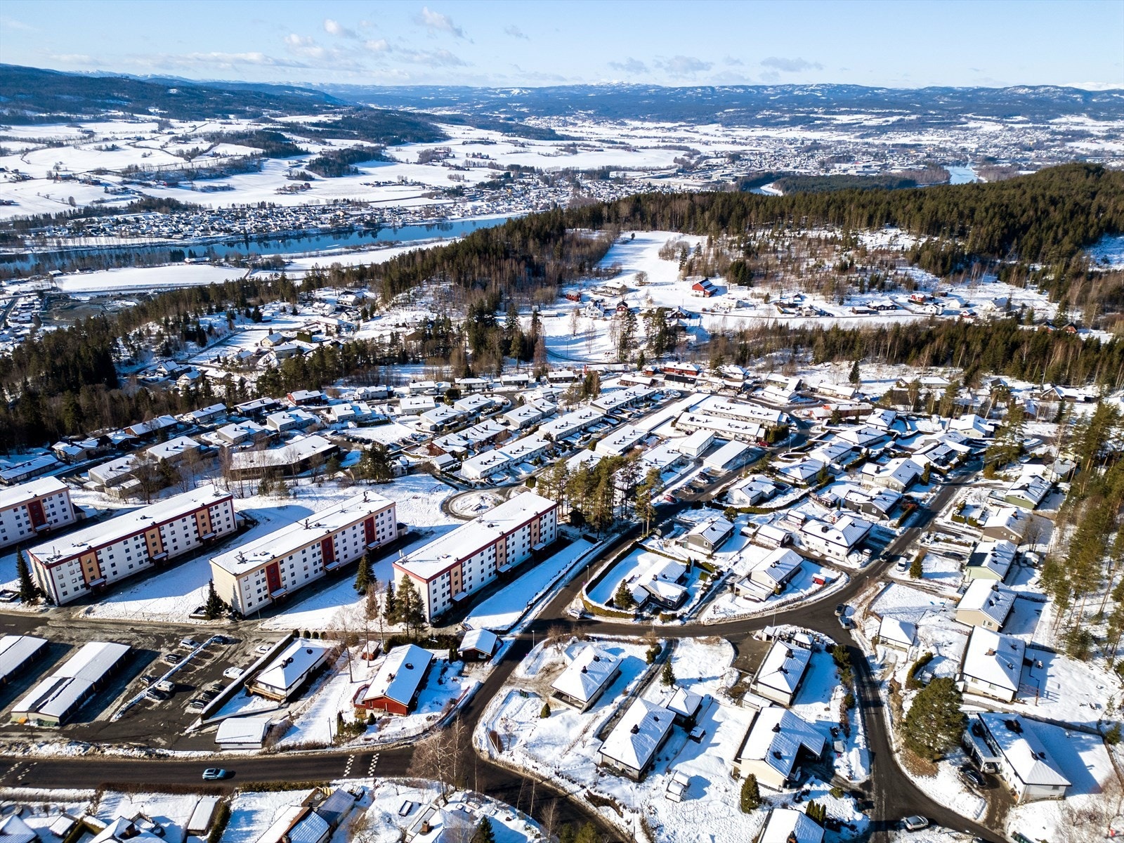 Eiendommen er beliggende i rolig og etablert boligområde på Hovjordet. Meget barnevennlig boligfelt med lekeplass og mange barnefamilier i nærmiljøet. Galleribilde