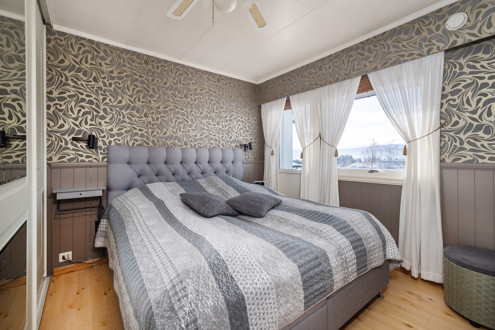 Her er det utgang til veranda. Skyvedørsgarderobe til oppbevaring av klær. Galleribilde