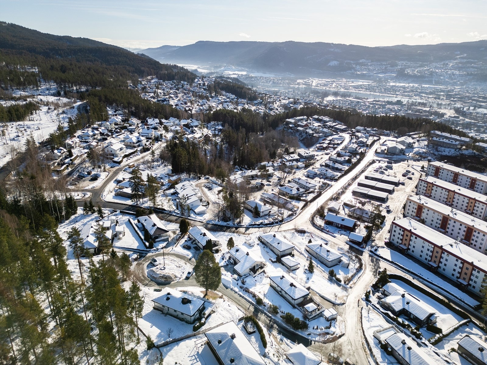 Tog til Oslo tar ca 45 min. og ca 30 min. til Kongsberg. Det er ca. 50 minutters kjøring til Oslo, ca. 34 minutter til Kongsberg og ca. 20 minutter til Drammen sentrum. Galleribilde