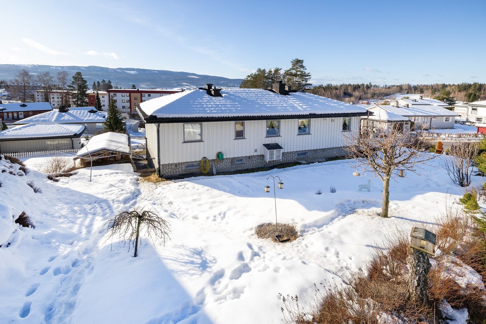 Tomten er opparbeidet med gressplen og beplantninger. Galleribilde