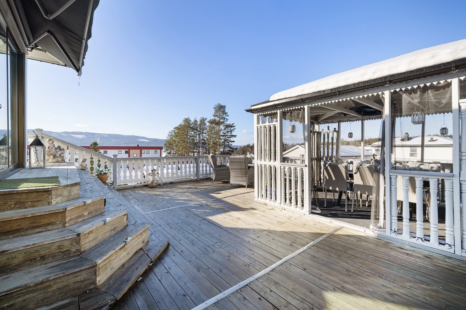 Terrassen har trappetrinn ned til terrassen. Her er det bygget en pergola(ikke byggesøkt) Galleribilde
