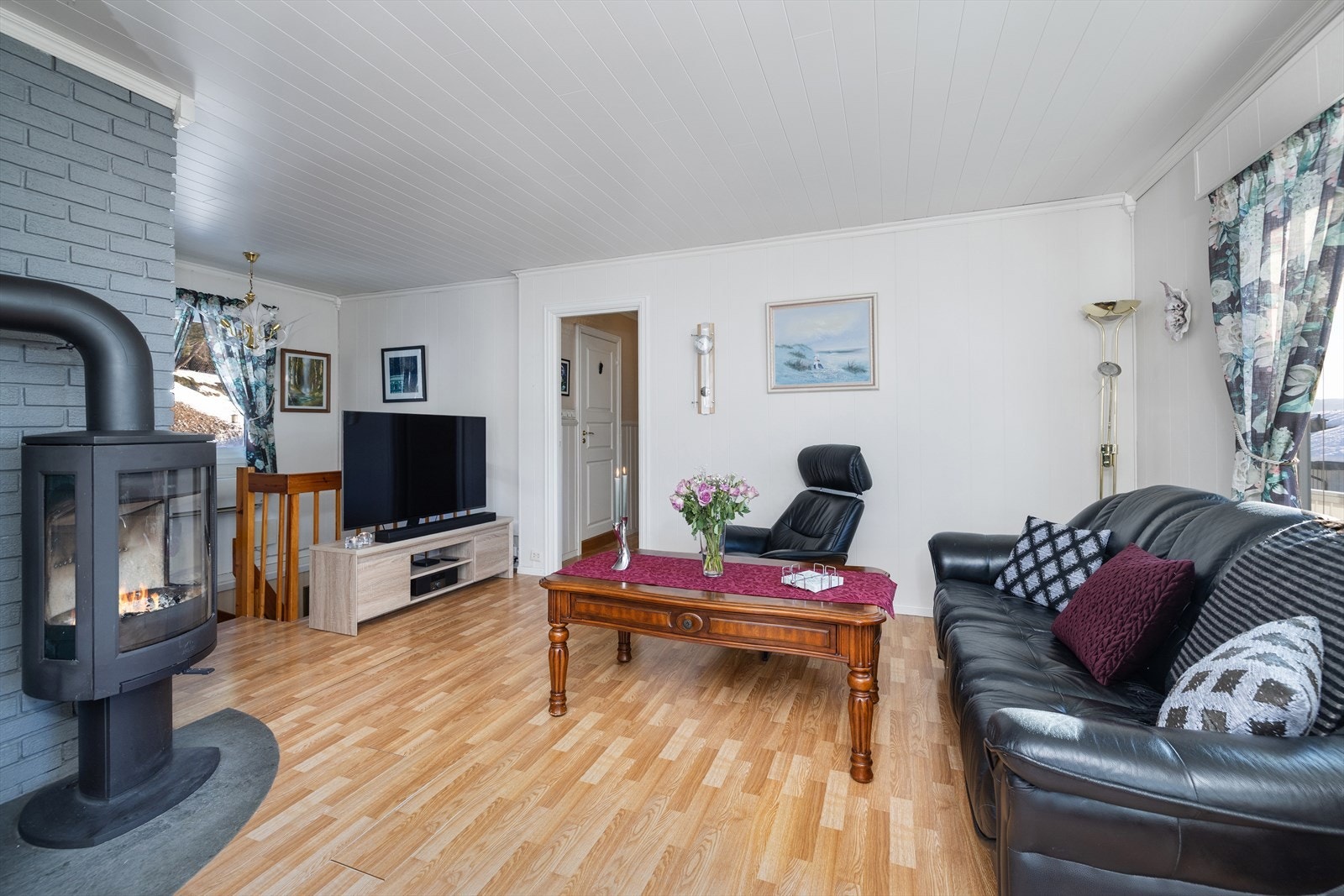 Her er det plass til sofa, bord og tv benk. Galleribilde