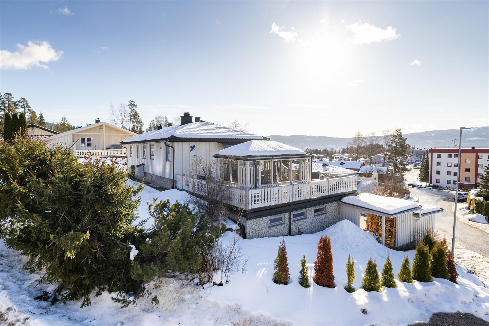 Stor enebolig med utebod og bod. Galleribilde